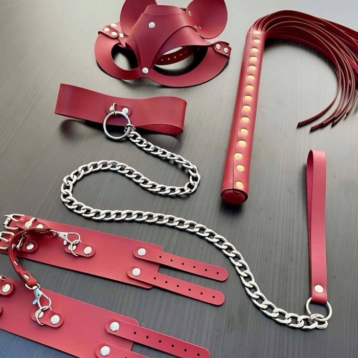 Kırmızı Fantezi Set, Kırbaç - Kelepçe - Tasma - Maske Takım - APFT1246