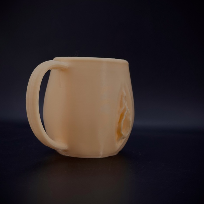 Vajina Kulplu Bardak – Kahveni Değil, Gündemi Karıştırır