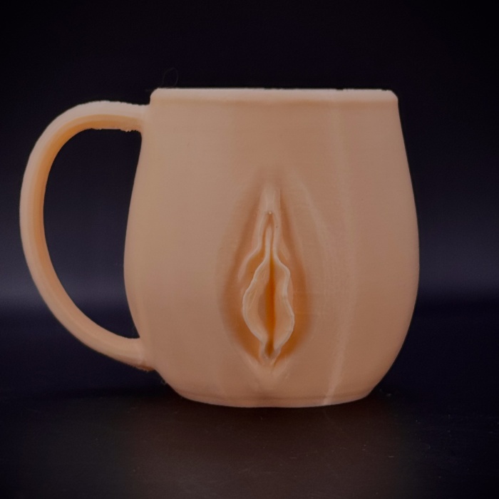 Vajina Kulplu Bardak – Kahveni Değil, Gündemi Karıştırır