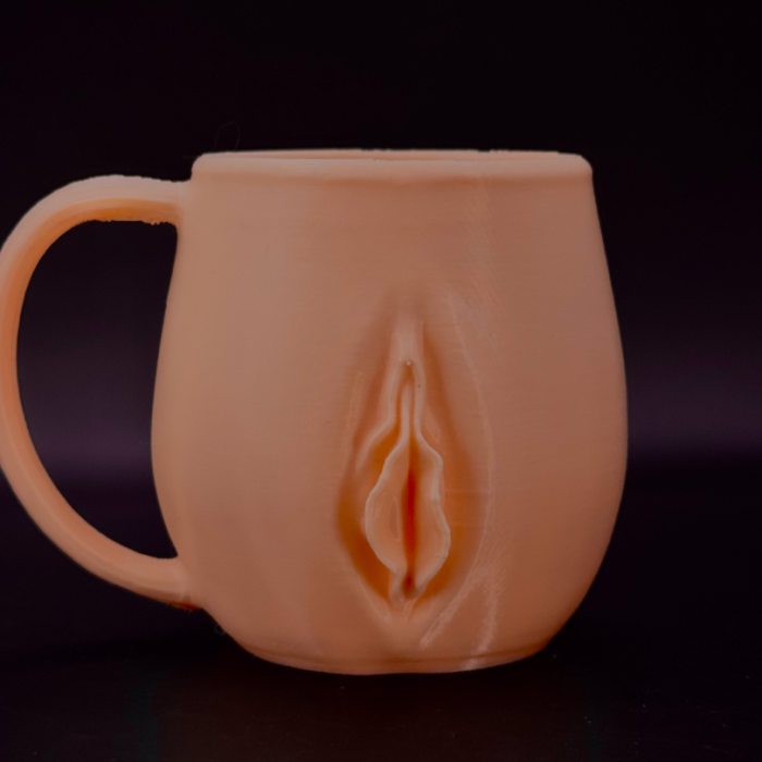 Vajina Kulplu Bardak – Kahveni Değil, Gündemi Karıştırır