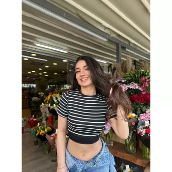 Siyah Çizgili Manşet Detay T-Shirt