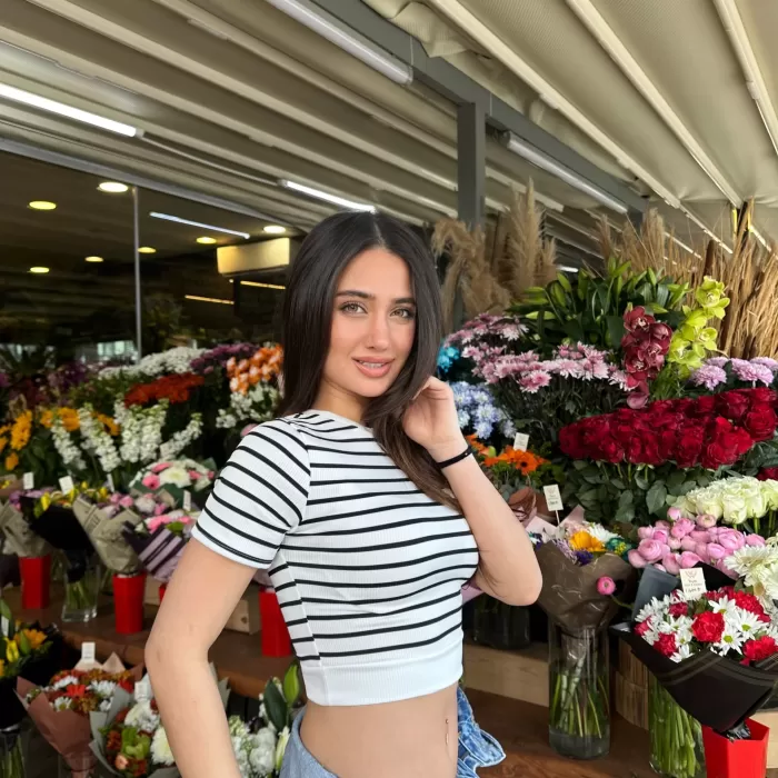Beyaz Çizgili Manşet Detay T-Shirt