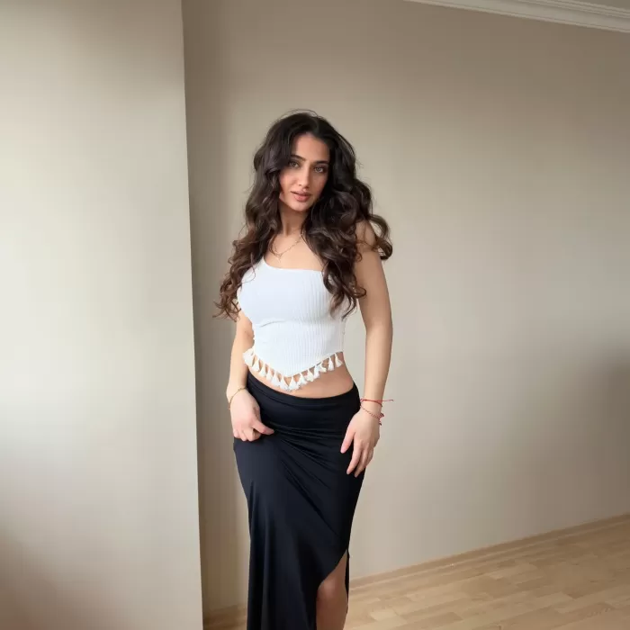 Beyaz Püskül Detay Bluz