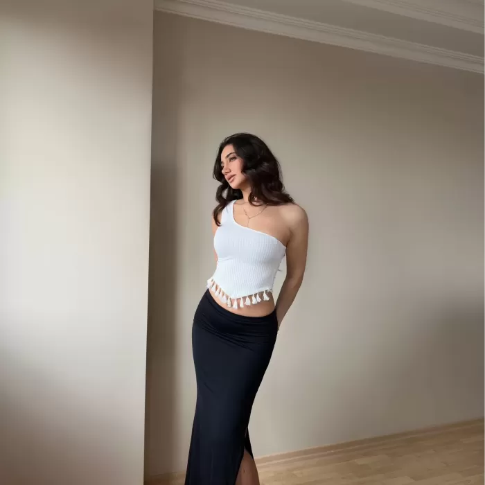 Beyaz Püskül Detay Bluz