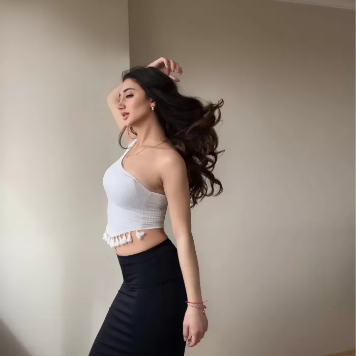 Beyaz Püskül Detay Bluz