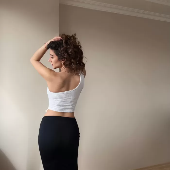Beyaz Püskül Detay Bluz