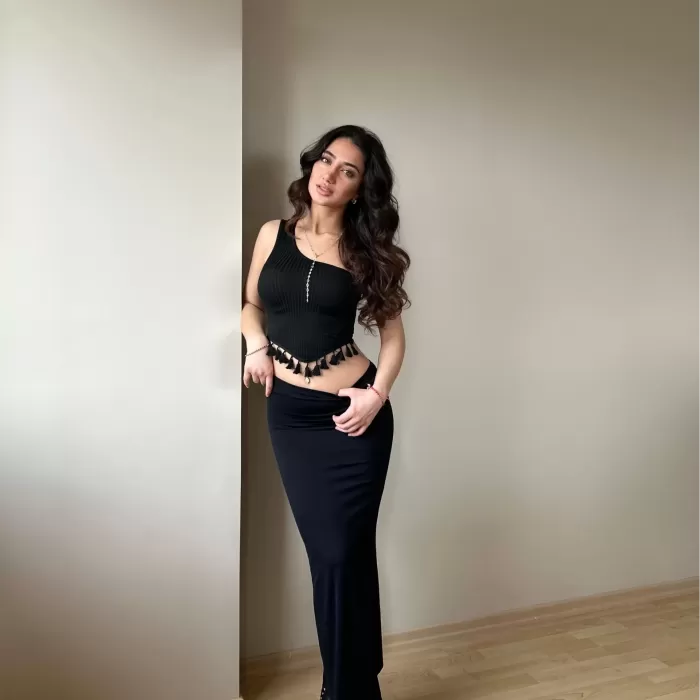 Siyah Püskül Detay Bluz
