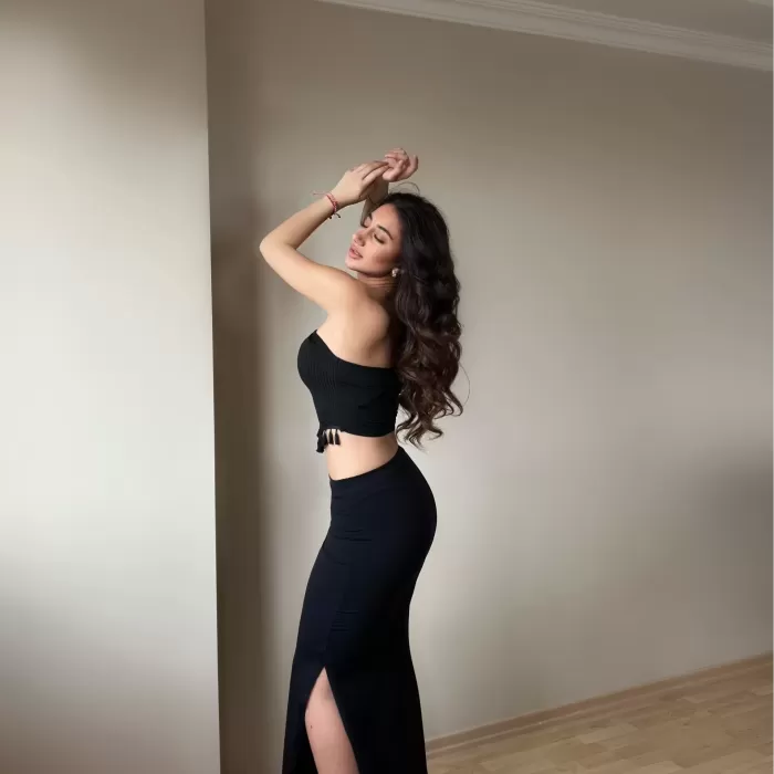 Siyah Püskül Detay Bluz