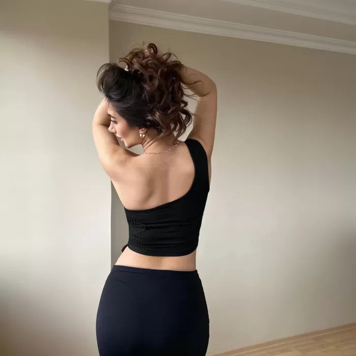 Siyah Püskül Detay Bluz