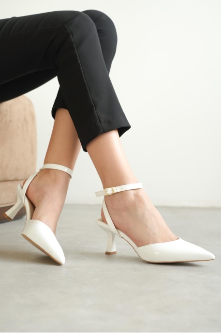 Kadın Beyaz Rugan Topuklu Ayakkabı TR03MS02B