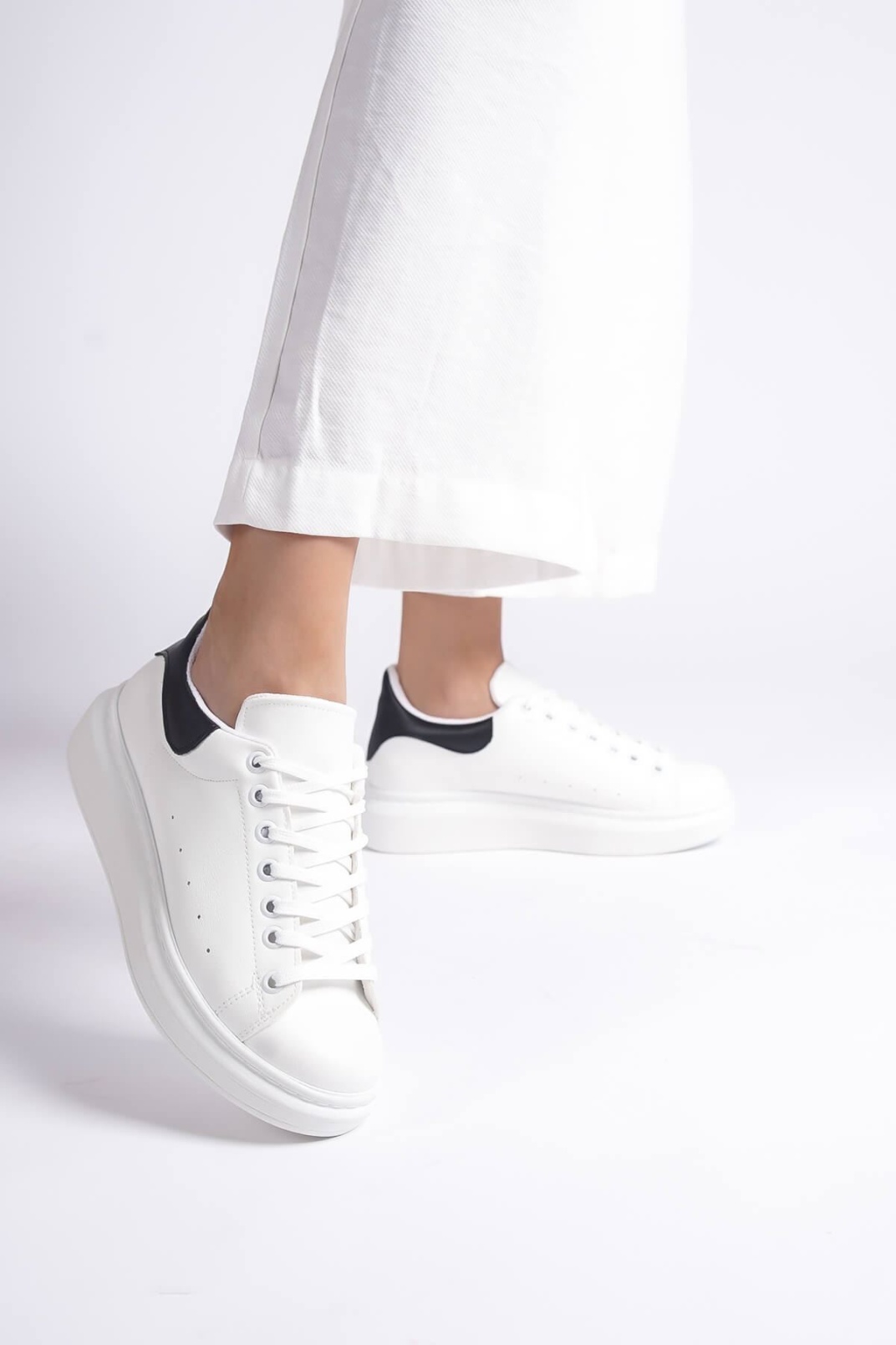 Samira Siyah Detaylı Beyaz Spor Ayakkabı