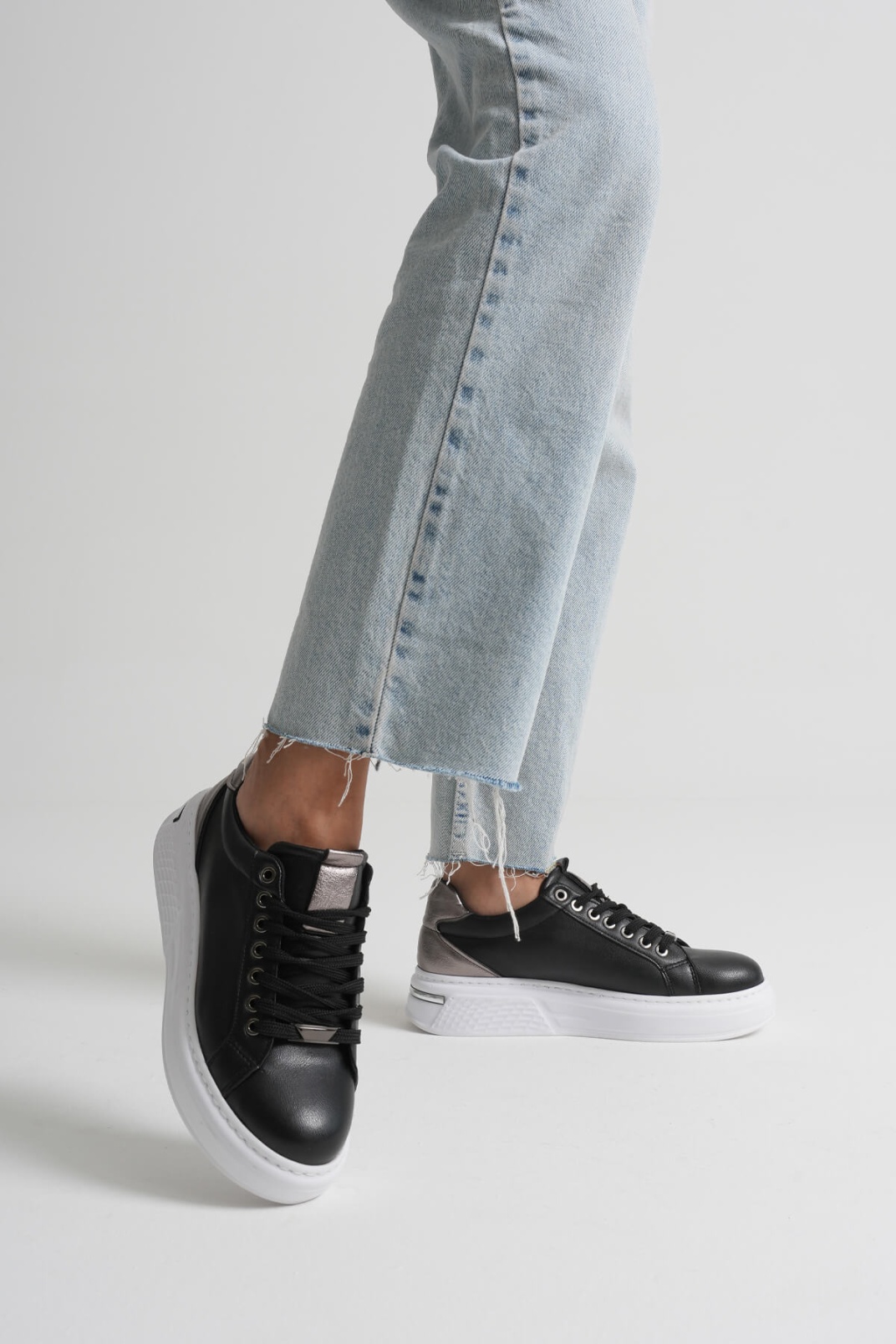 Vega Platin Detaylı Siyah Kadın Spor Ayakkabı