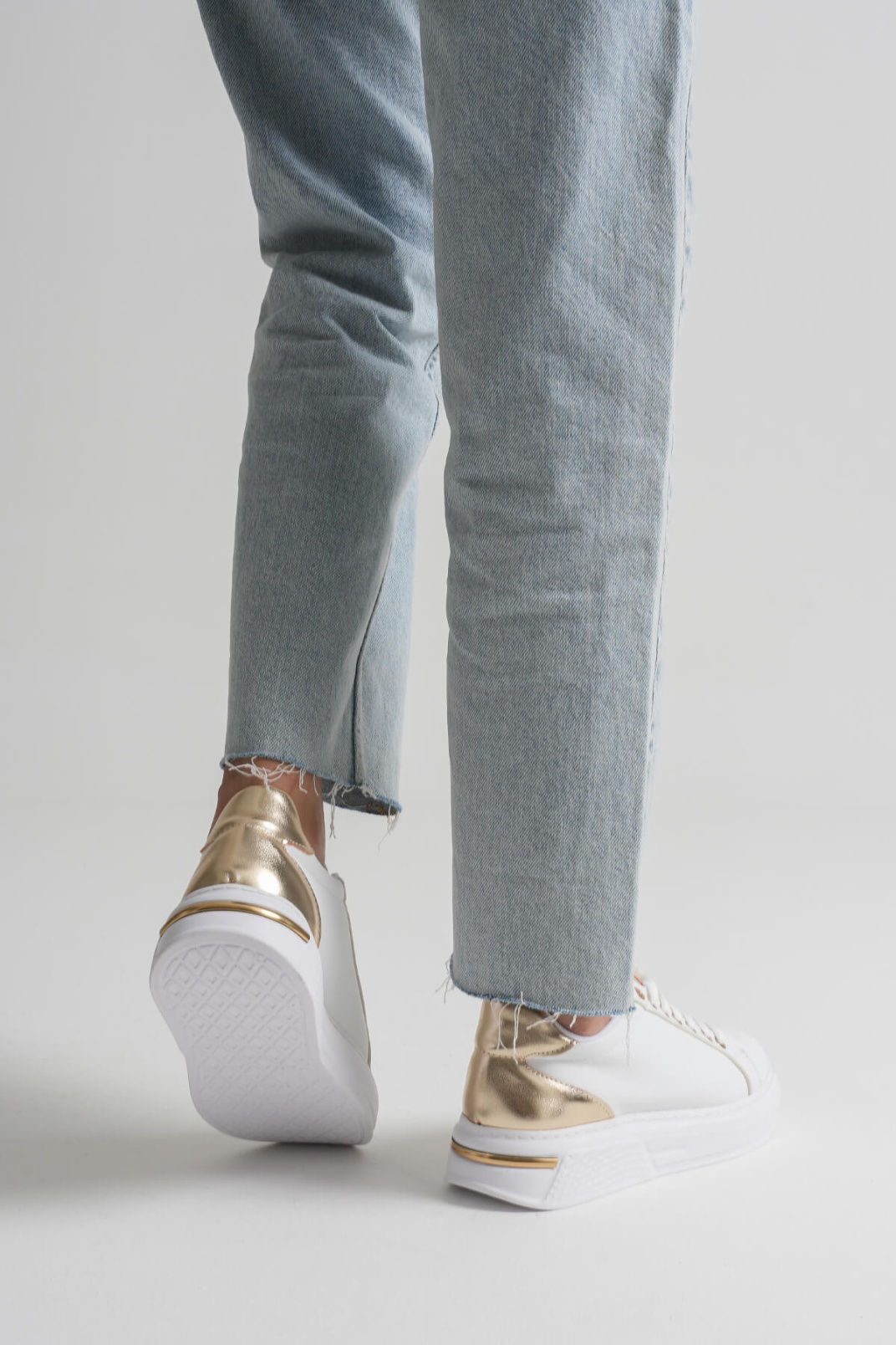 Vega Altın Detaylı Beyaz Kadın Spor Ayakkabı