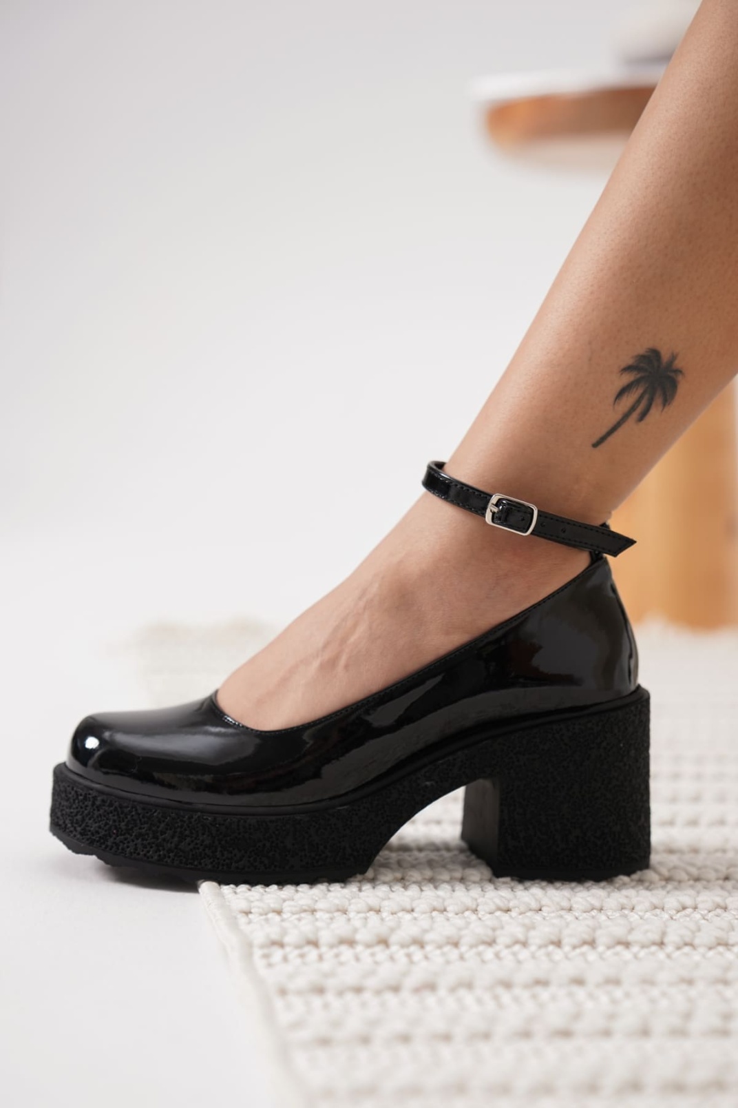 Kadın Siyah Rugan Bilekten Baretli Günlük Ayakkabı TR06MS01A