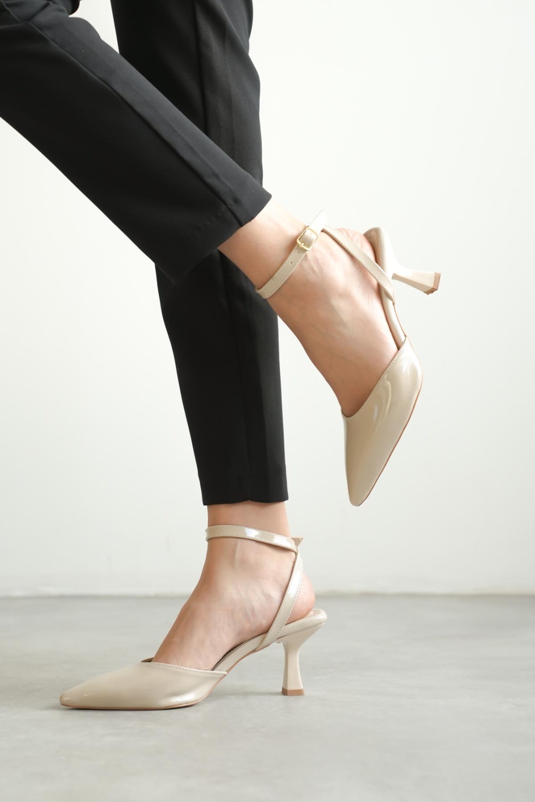 Kadın Bej Rugan Topuklu Ayakkabı TR03MS02C