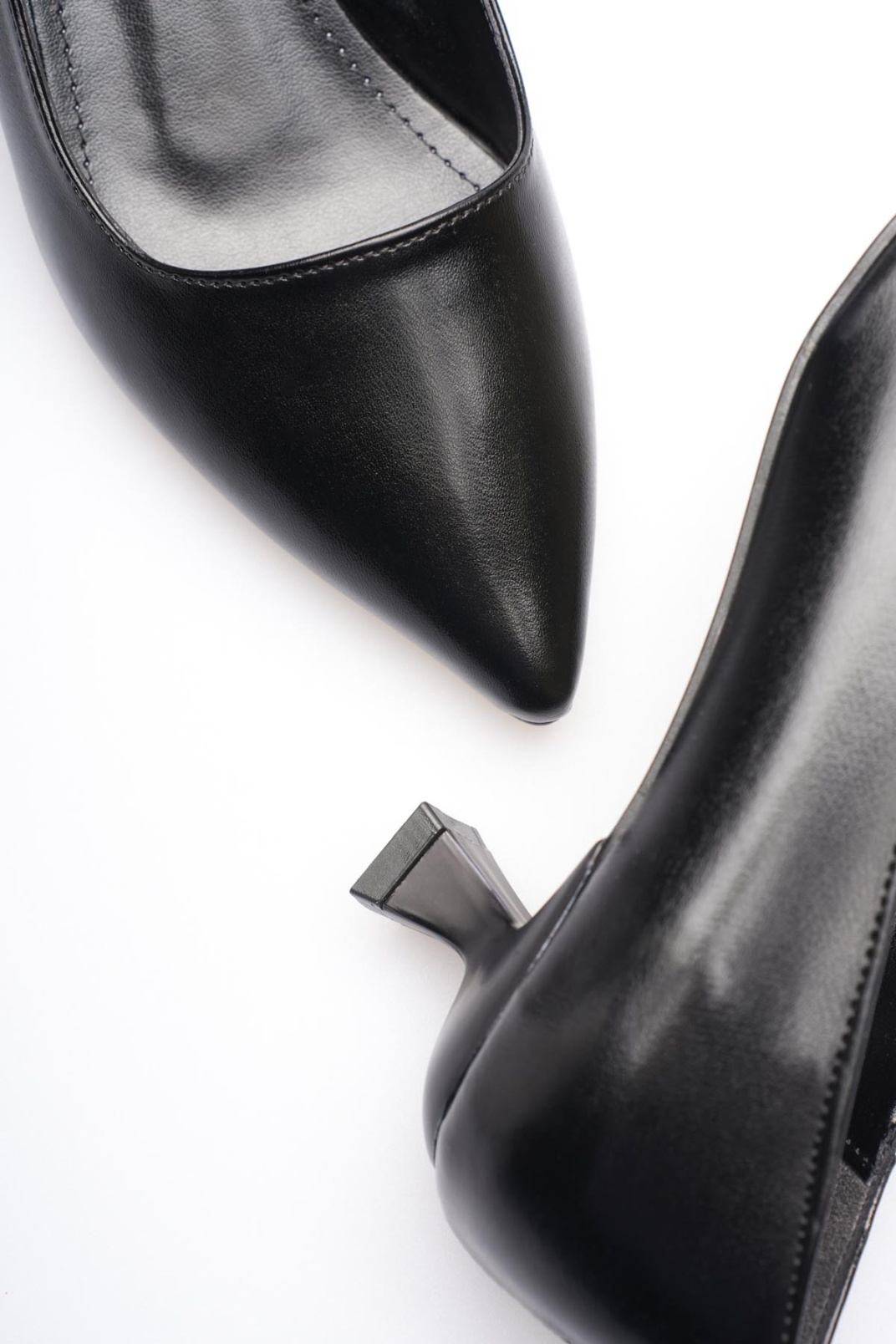 Siyah Kadın Günlük Kısa Topuklu Stiletto Ayakkabı TR20MS03A