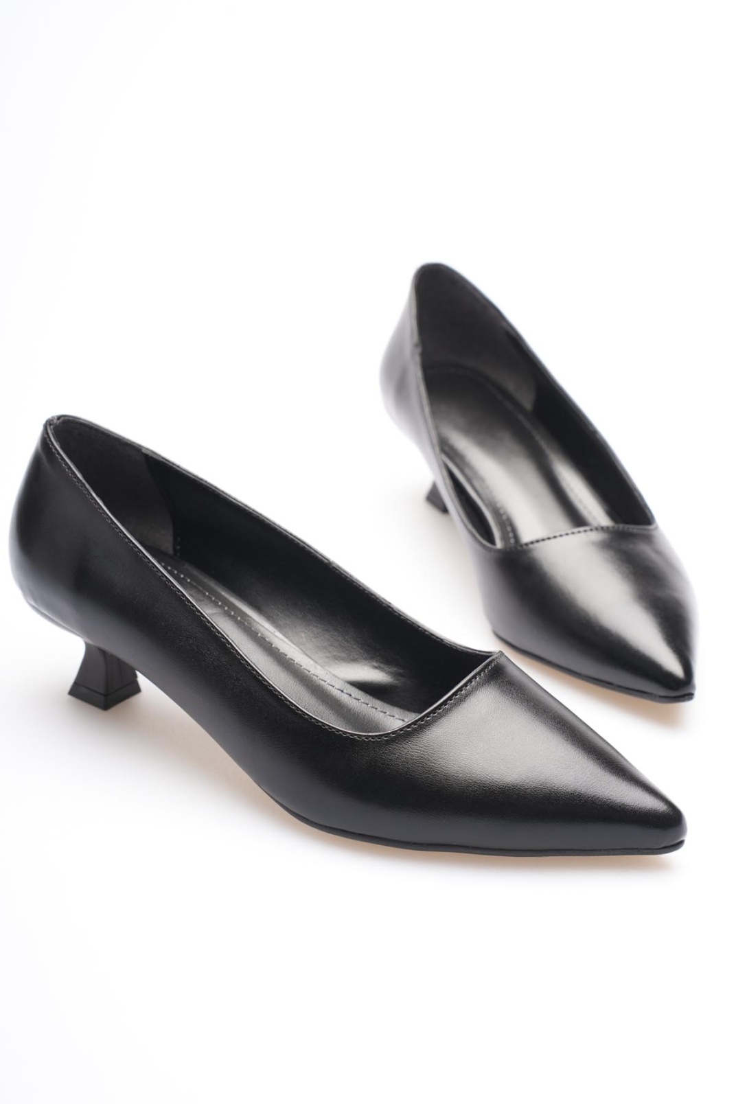 Siyah Kadın Günlük Kısa Topuklu Stiletto Ayakkabı TR20MS03A