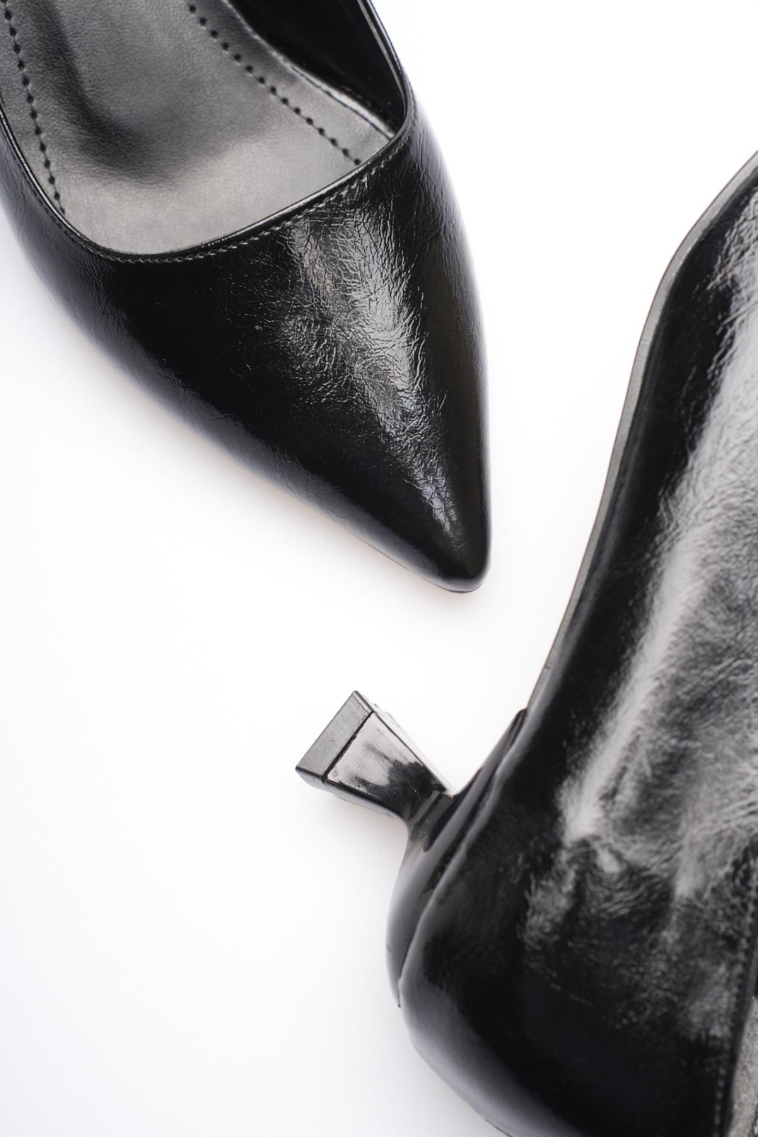 Kadın Siyah Kırışık Rugan Kısa Topuklu Stiletto Ayakkabı TR20MS03C