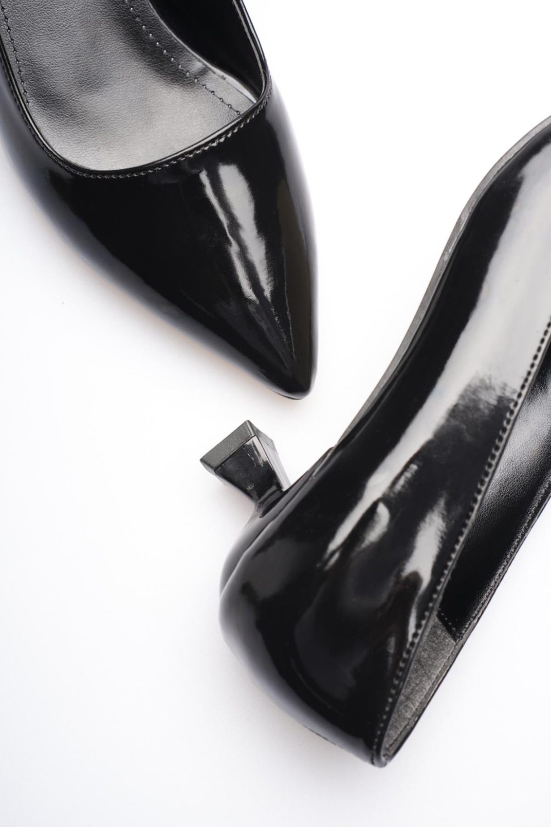 Kadın Siyah Rugan Kısa Topuklu Stiletto Ayakkabı TR20MS03E