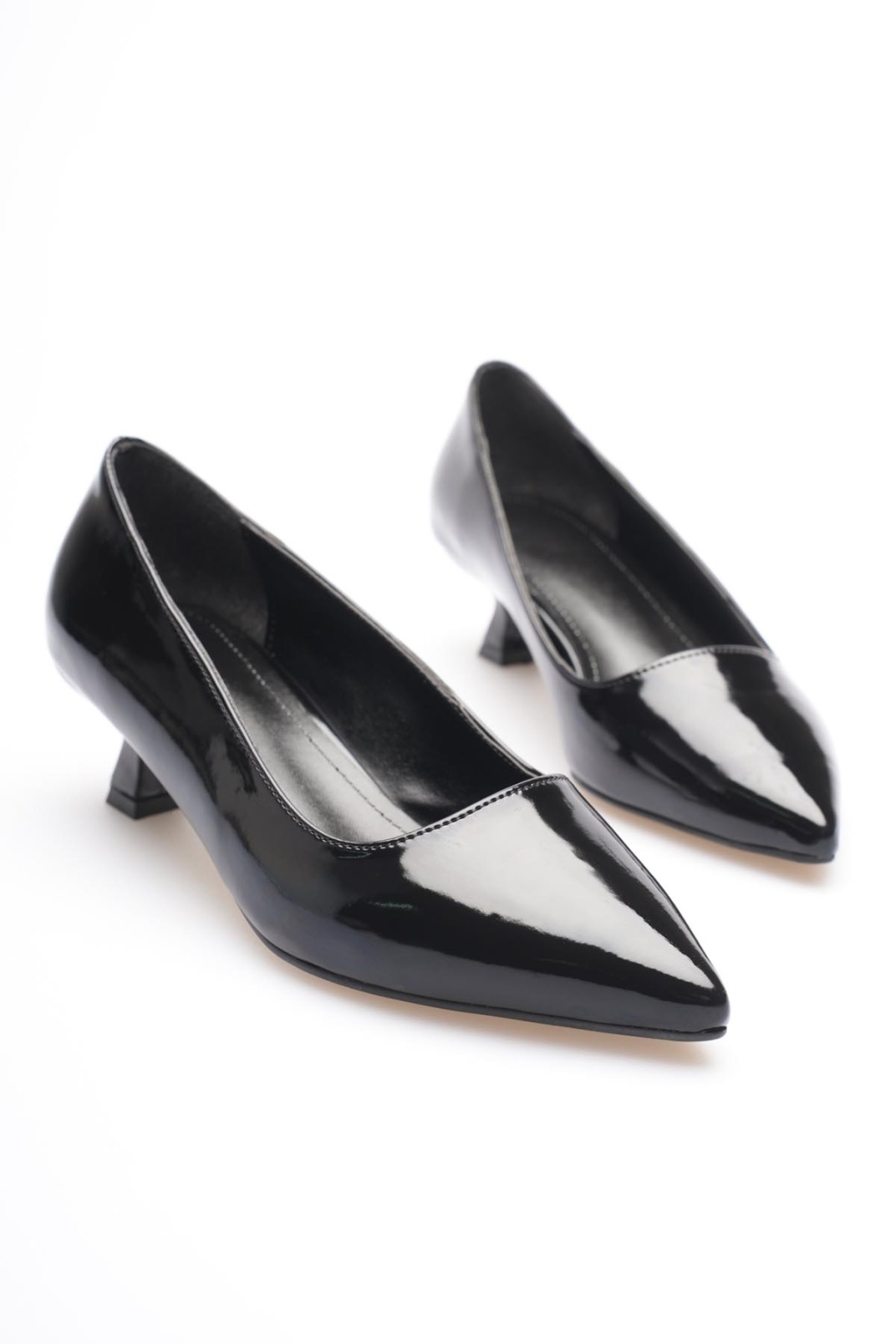 Kadın Siyah Rugan Kısa Topuklu Stiletto Ayakkabı TR20MS03E