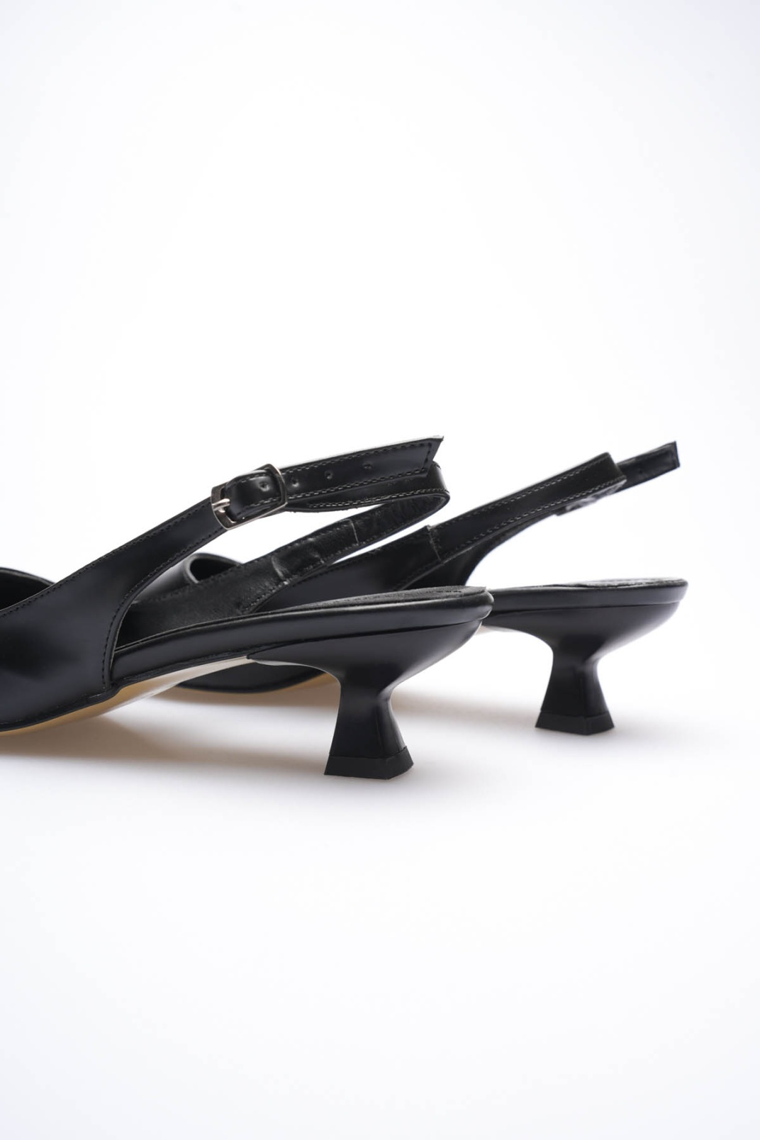 Kadın Siyah Sivri Burun Slingback Kısa Topuklu Ayakkabı TR20MS04A