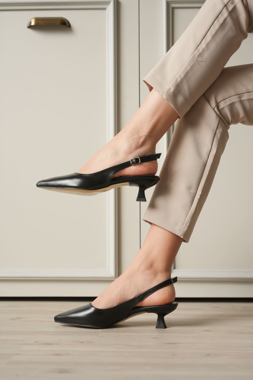 Kadın Siyah Sivri Burun Slingback Kısa Topuklu Ayakkabı TR20MS04A