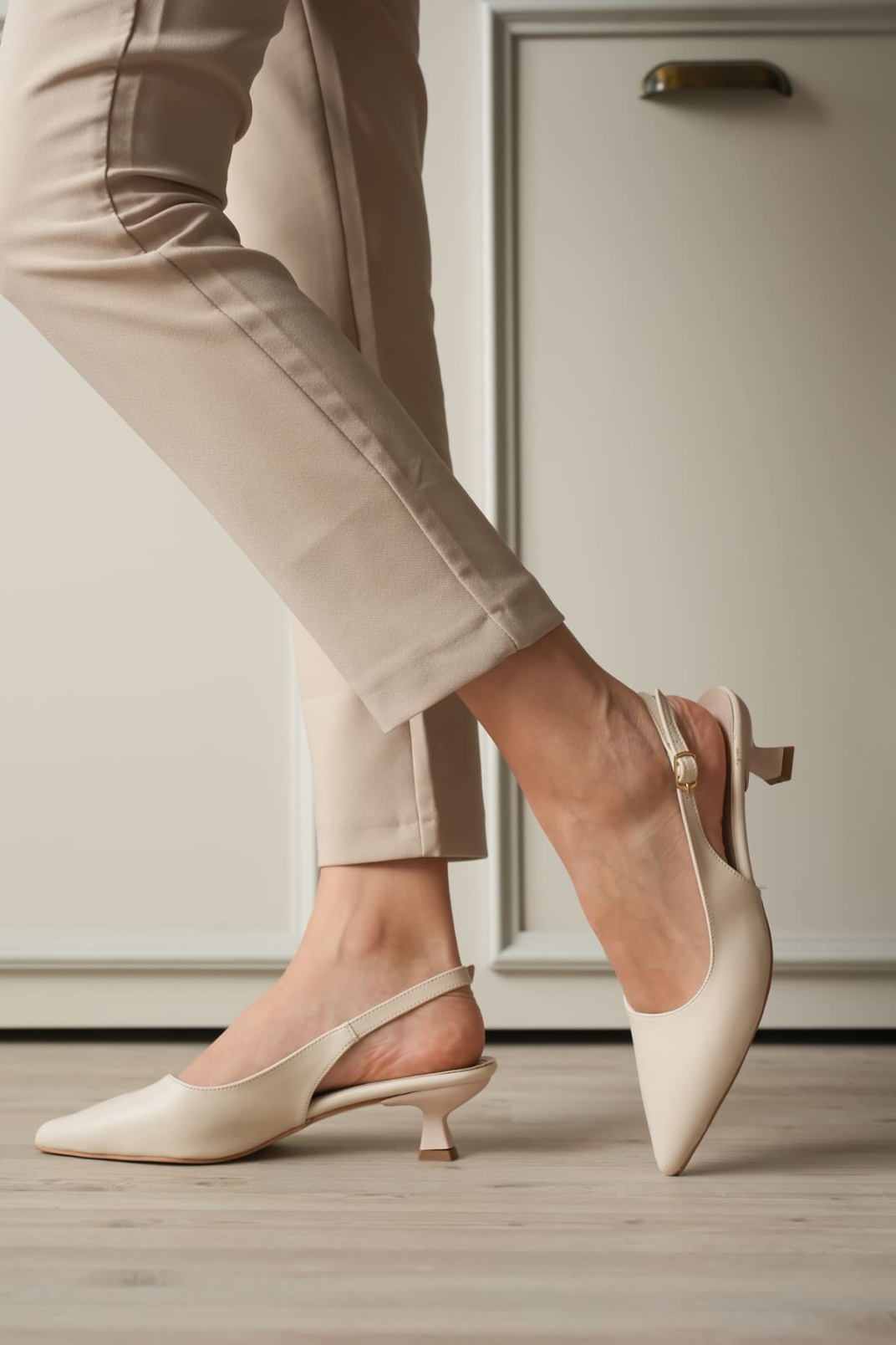 Kadın Bej Sivri Burun Slingback Kısa Topuklu Ayakkabı TR20MS04B