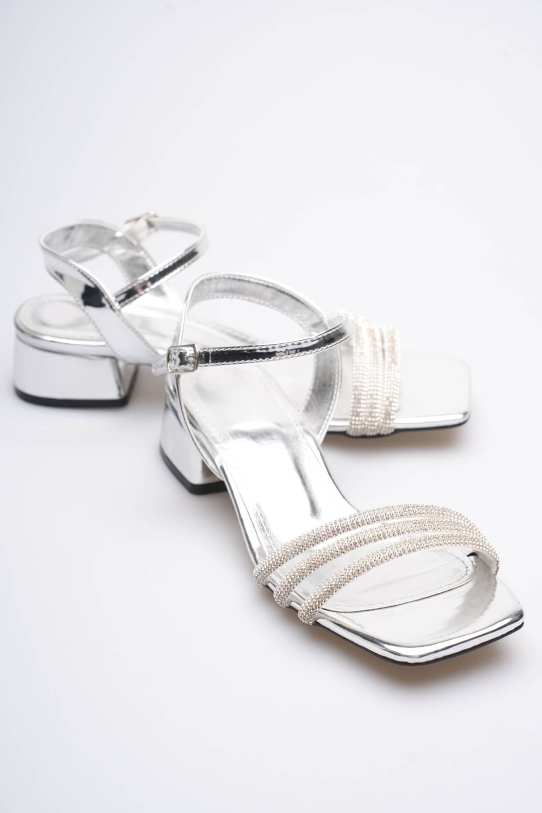 Kadın Gümüş Taş Detaylı Kalın Topuklu Şık Sandalet TR20MY26E