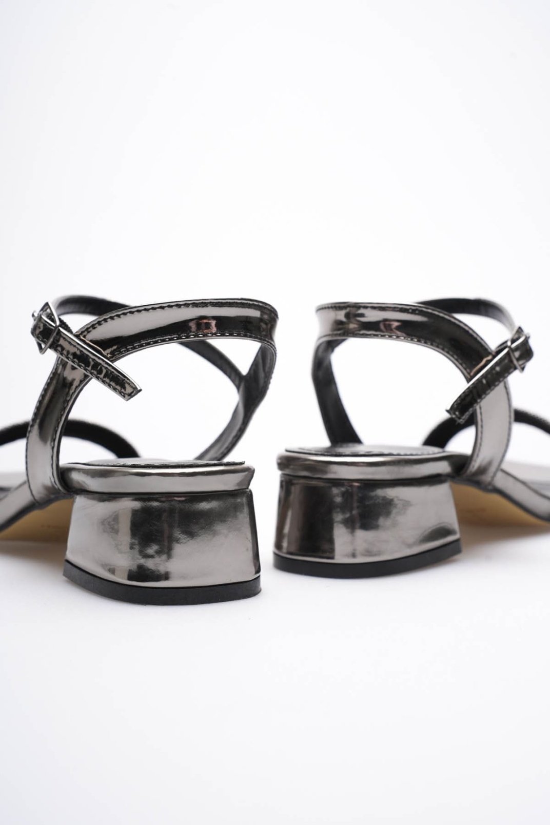 Kadın Platin Taş Detaylı Kalın Topuklu Şık Sandalet TR20MY26G