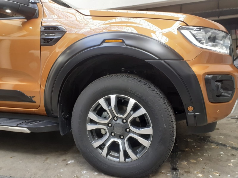 SPORT FENDER FLARES    FORD WILDTRAK                 MATTE BLACK     reflektör
