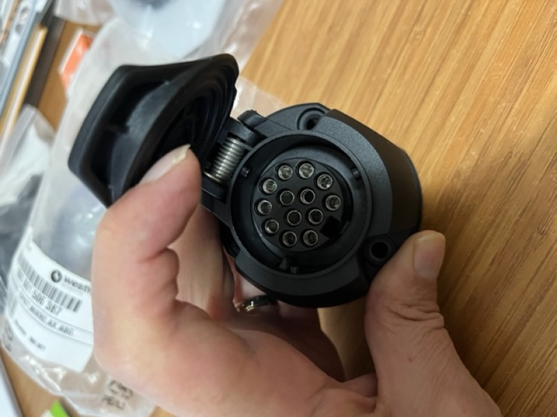 SOKET , 13 PIN (AMAROK 13 ÇEKİ DEMİRİ ARAÇ ÇIKIŞ FİŞ SOKETİ )