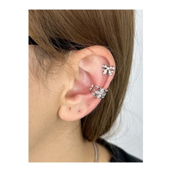 Küpe, Zirkon Taşlı, Kararmayan Çelik, Kıkırdak bölgesi, Çiçek Detaylı, Gümüş Renk, Model504