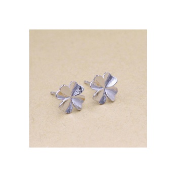 4 Yapraklı Yonca Gümüş Kadın Saplama Küpe