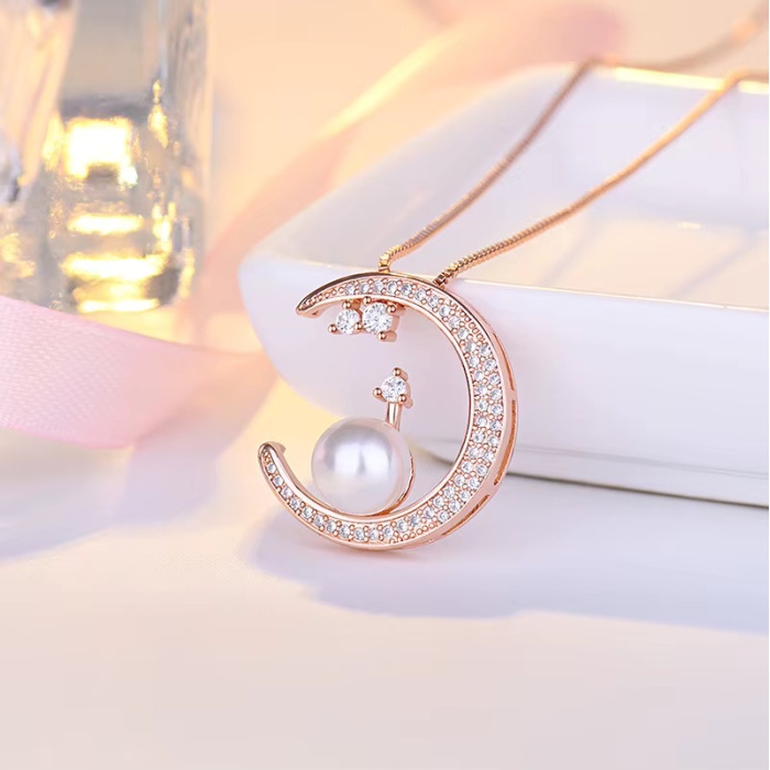 925 Ayar Gümüş Üzeri 14 Ayar Rose Altın Kaplama İnci ve Taşlı Ay Figürlü Kadın Kolye