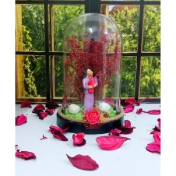 Fanus Teraryum Anneye Hediye Kucakta Bebek ve Anne Figürlü Kuru Çiçekli