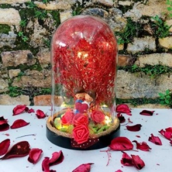 Fanus Teraryum Sevgiliye Hediye Elinde Kalp Tutan Sevgili Temalı Kuru Çiçekli Işıklı