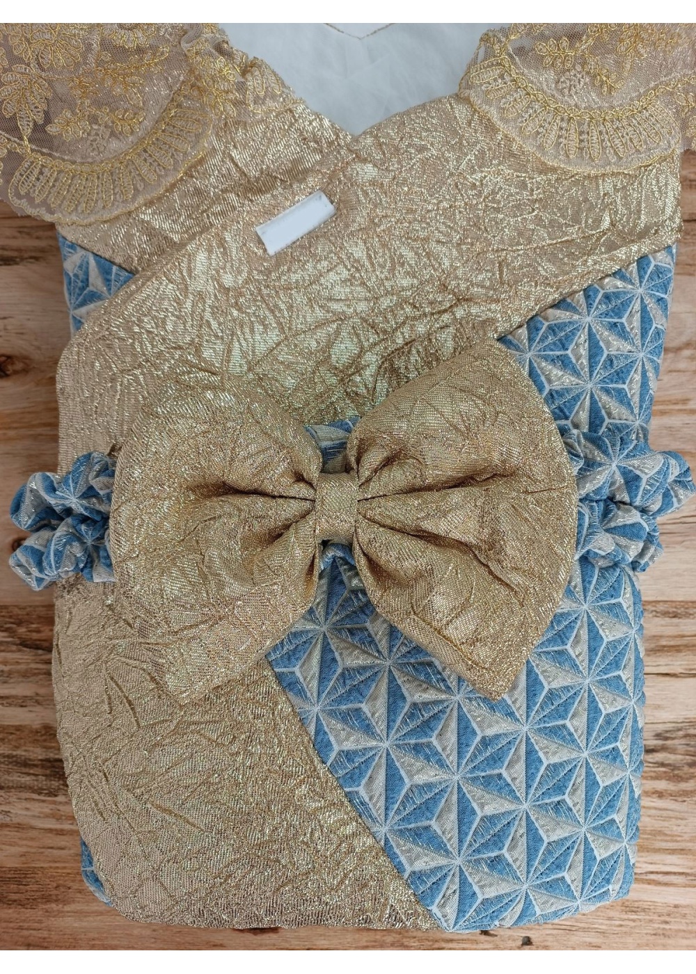 Yenidoğan Piramit Desenli Güpür İşlemeli Bebek Battaniyesi Kundak