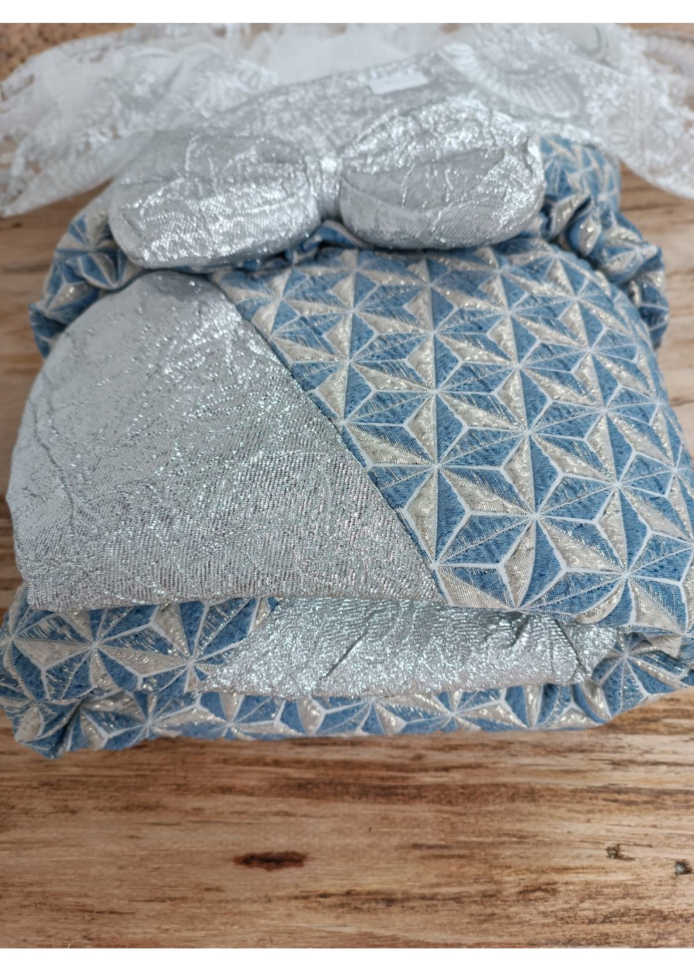 Yenidoğan Piramit Desenli Güpür İşlemeli Bebek Battaniyesi Kundak