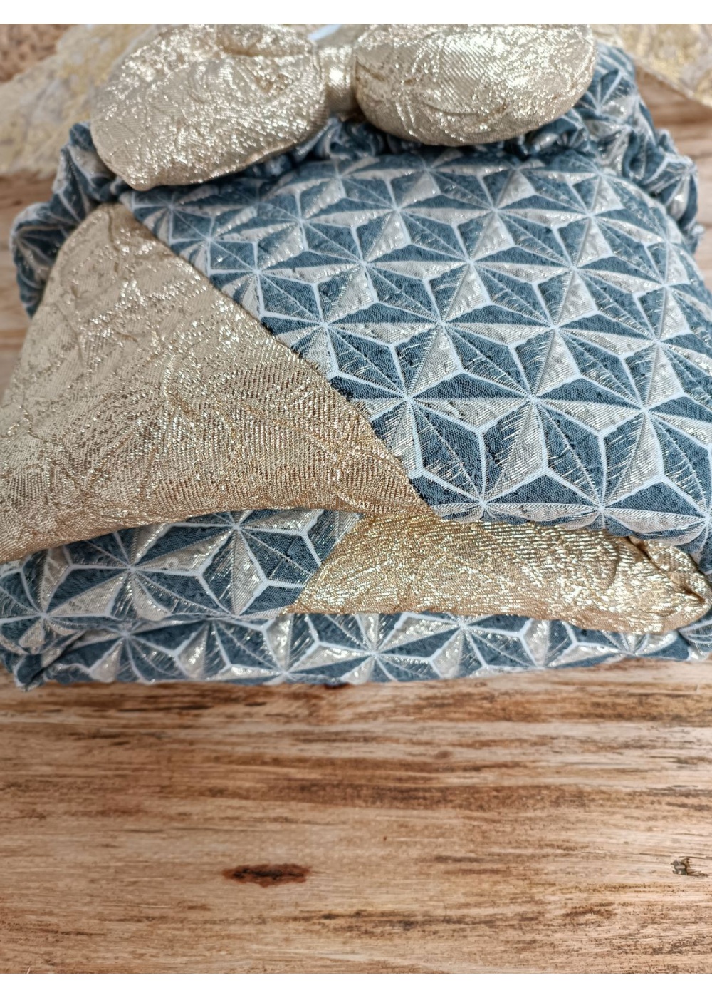 Yenidoğan Ultralüks Piramit Desenli Güpürlü Bebek Battaniyesi Kundak