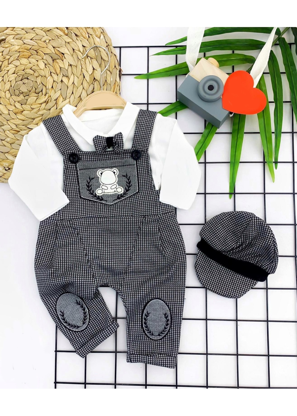 3-6-9-12 Ay Papyonlu Kırçıl Nakış Detaylı Kasket Şapkalı Uzun Kollu 3lü Erkek Bebek Salopet Takımı