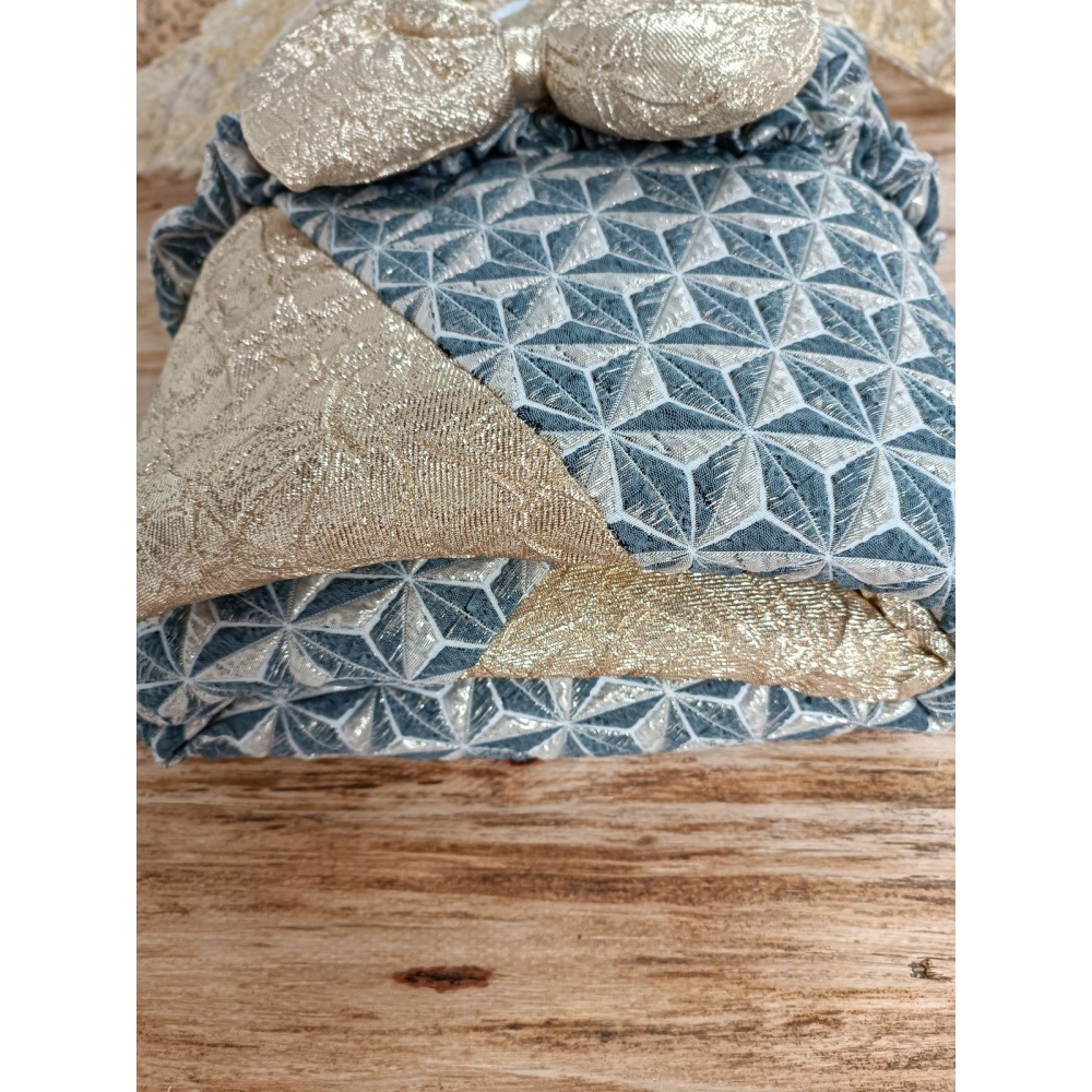 Yenidoğan Ultralüks Piramit Desenli Güpürlü Bebek Battaniyesi Kundak