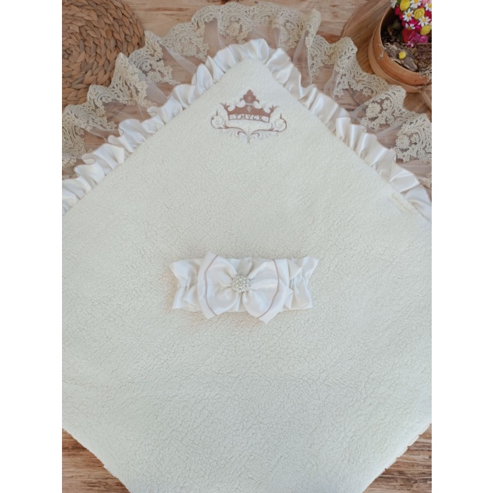 Yenidoğan Wool Yün Kumaş Taç Nakışlı Güpür Duvaklı Fiyonk Prizma Taş Unisex Kundak Bebek Battaniyesi
