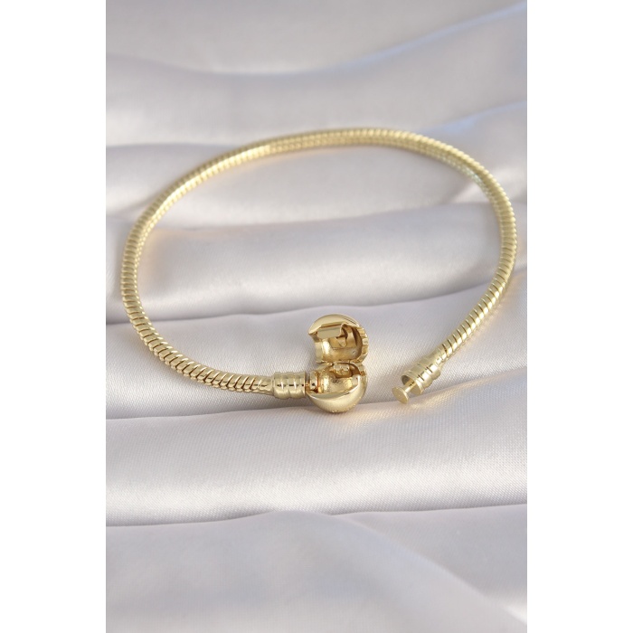 Pirinç Gold Renk İşleme Detay Charm Model Kadın Bileklik - TJ-BB5988