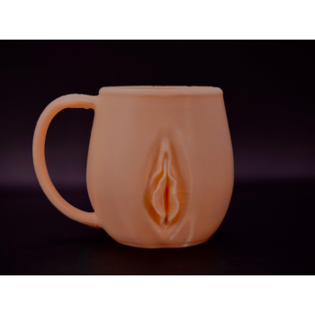 Vajina Kulplu Bardak – Kahveni Değil, Gündemi Karıştırır