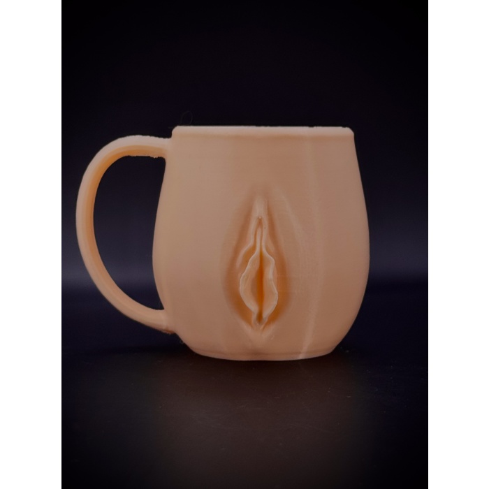 Vajina Kulplu Bardak – Kahveni Değil, Gündemi Karıştırır