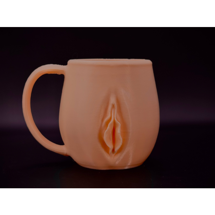 Vajina Kulplu Bardak – Kahveni Değil, Gündemi Karıştırır