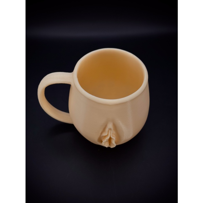 Vajina Kulplu Bardak – Kahveni Değil, Gündemi Karıştırır