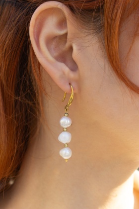 Monica Küpe           Monica Küpe  •	Uzunluk: 4cm •	İnci •	Gold çelik aparatlar (Paslanma, kararma ve alerji yapmamaktadır.) •	%100 El yapımı Saf incilerin zarafetiyle tasarlanmış bu küpe, stilinize sofistike bir dokunuş katıyor… Kullanım Talimatı: Koleksi