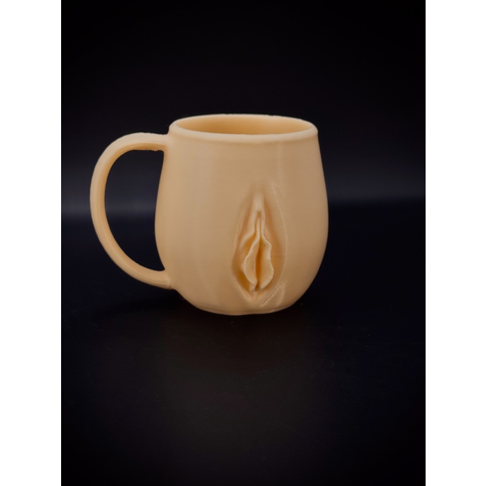 Vajina Kulplu Bardak – Kahveni Değil, Gündemi Karıştırır