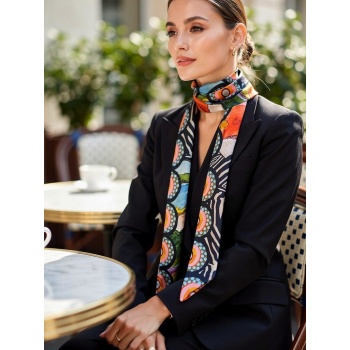 Kadın Renkli Saten Geometrik Desenli Fular Zarif ve Canlı Tasarım – Günlük & Ofis, Hediye Edilebilir